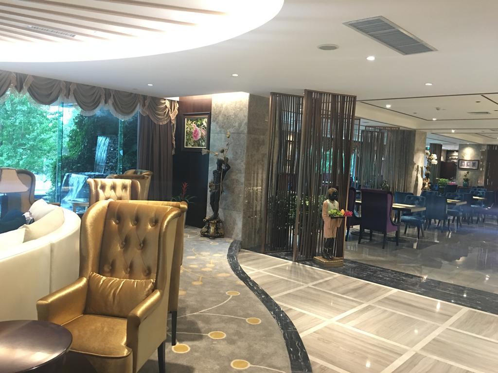 Dynasty International Hotel Kunming Bagian luar foto